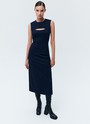 Платье миди без рукава, цвет: темно-синий Allweneed
Платье длины миди без рукавов. Модель с акцентом на талии для женственного силуэта. Заметная деталь платья необычный вырез в зоне декольте. Благодаря длине миди эта модель будет смотреться хорошо, как с туфлями, так и с высокими сапогами. Мы рекомендуем внедрить эту модель в офисный гардероб или стилизовать его для вечера с помощью украшений.