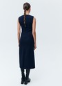 Платье миди без рукава, цвет: темно-синий Allweneed
Платье длины миди без рукавов. Модель с акцентом на талии для женственного силуэта. Заметная деталь платья необычный вырез в зоне декольте. Благодаря длине миди эта модель будет смотреться хорошо, как с туфлями, так и с высокими сапогами. Мы рекомендуем внедрить эту модель в офисный гардероб или стилизовать его для вечера с помощью украшений.