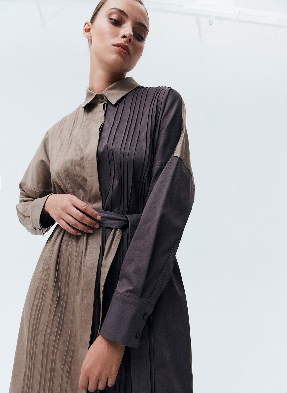 Платье-рубашка oversize, цвет: Кофейно-песочный Allweneed
Одна из самых популярных вариаций платья платье-рубашка длины миди. Воротник, застежка на пуговицы. Свободную модель можно носить так, или с ремнем, чтобы сделать акцент на красоте талии. Приятная, дышащая ткань создает ощущение комфорта на целый день. Расстегните по настроению пуговицы и добавьте нотку провокации в ваш образ. Прогуливайтесь в платье-рубашке по улочкам города, пейте кофе с подругой или отправляйтесь на свидание.