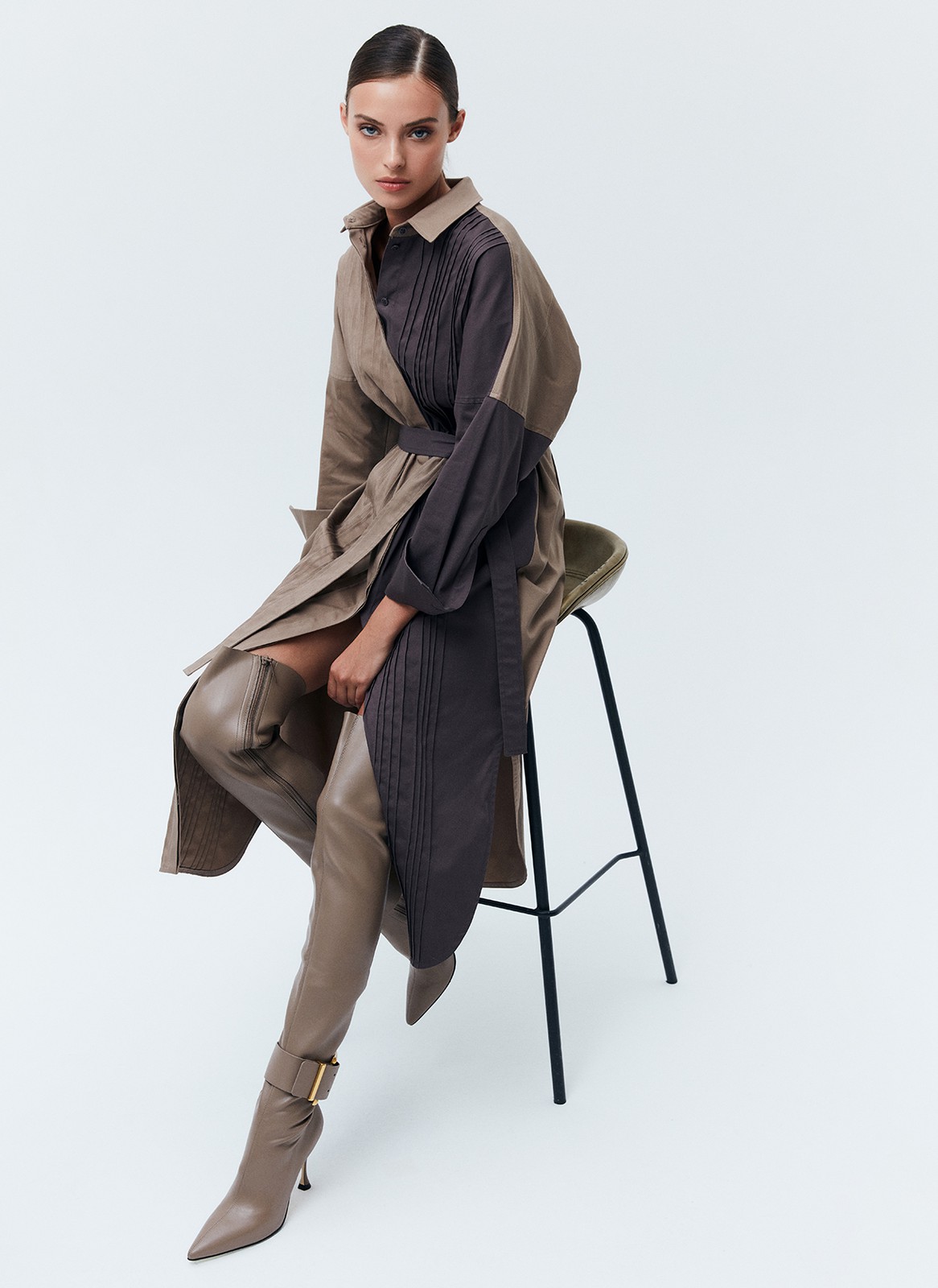 Платье-рубашка oversize, цвет: Кофейно-песочный Allweneed
Одна из самых популярных вариаций платья платье-рубашка длины миди. Воротник, застежка на пуговицы. Свободную модель можно носить так, или с ремнем, чтобы сделать акцент на красоте талии. Приятная, дышащая ткань создает ощущение комфорта на целый день. Расстегните по настроению пуговицы и добавьте нотку провокации в ваш образ. Прогуливайтесь в платье-рубашке по улочкам города, пейте кофе с подругой или отправляйтесь на свидание.