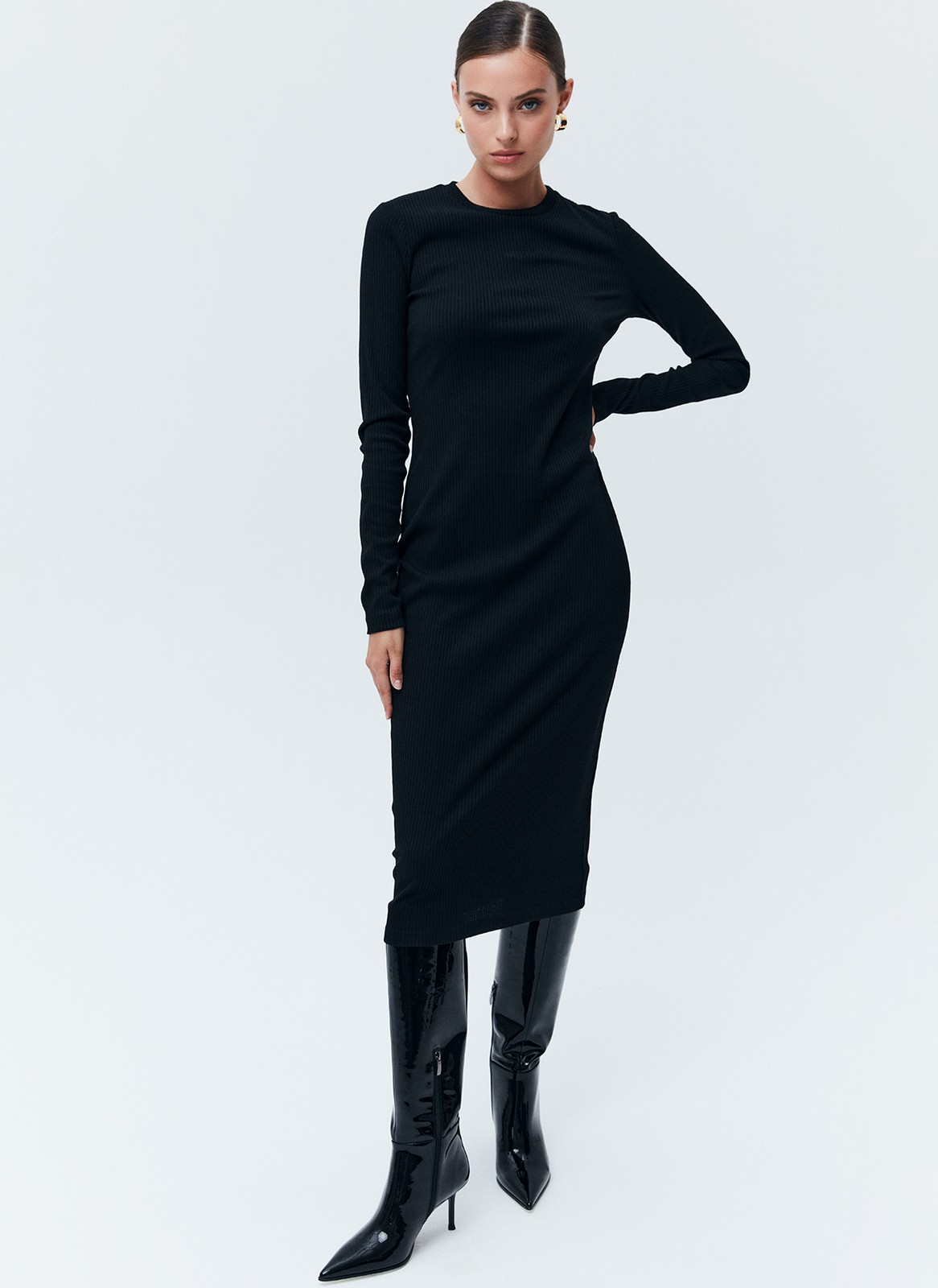 Платье миди с длинным рукавом, цвет: Черный Allweneed
Платье длины миди с длинным рукавом. Модель с ребристым эффектом, что делает образ многогранным. Изделие прямого кроя из смесового материала, благодаря которому модель хорошо садится по фигуре и сохраняет форму. Мы любимым такие платья из плотного и пластичного трикотажа, ведь их можно надеть уютным вечером в кругу близких или на свидание. Носите с сапогами или обувью без каблука.