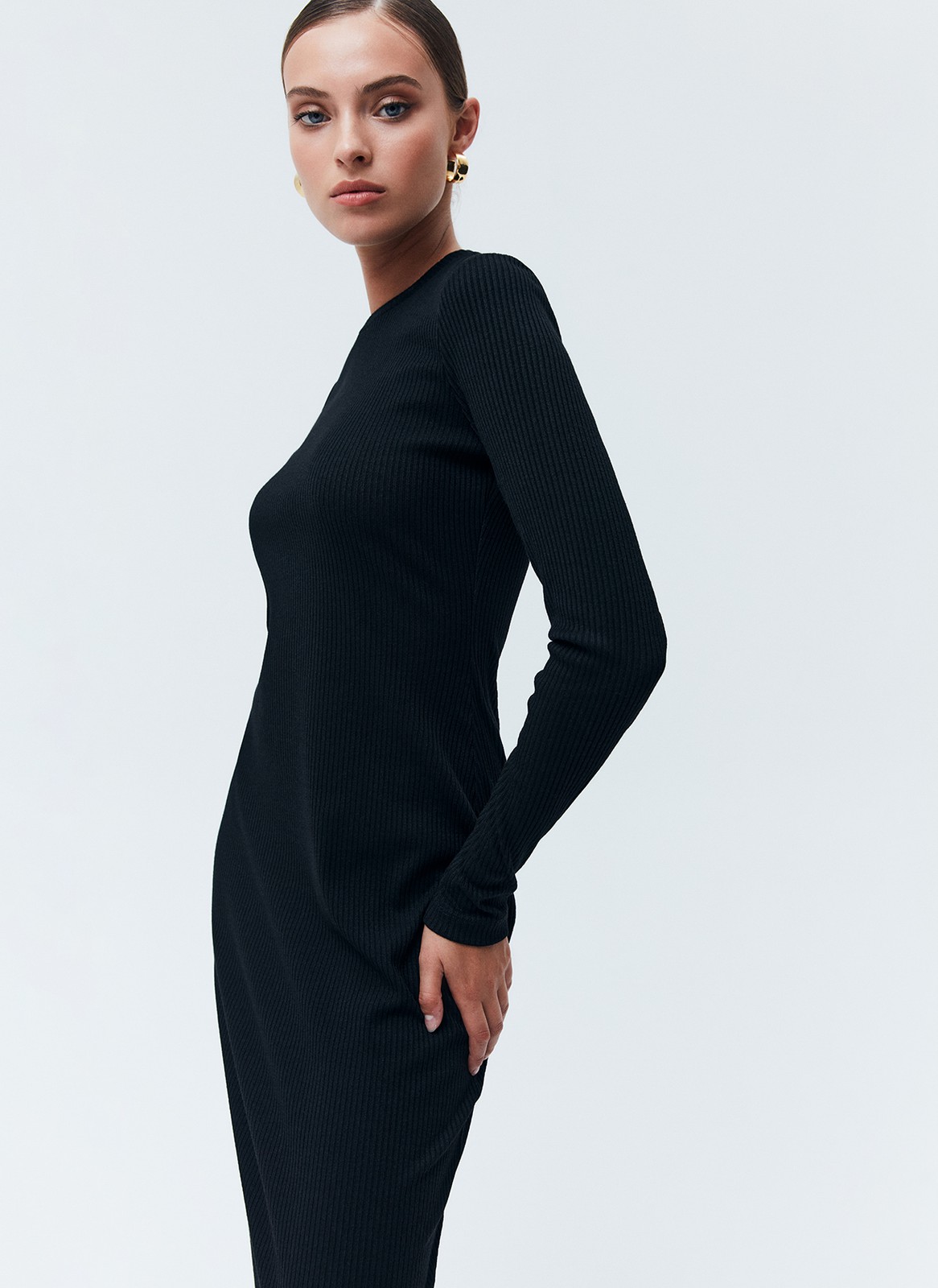 Платье миди с длинным рукавом, цвет: Черный Allweneed
Платье длины миди с длинным рукавом. Модель с ребристым эффектом, что делает образ многогранным. Изделие прямого кроя из смесового материала, благодаря которому модель хорошо садится по фигуре и сохраняет форму. Мы любимым такие платья из плотного и пластичного трикотажа, ведь их можно надеть уютным вечером в кругу близких или на свидание. Носите с сапогами или обувью без каблука.