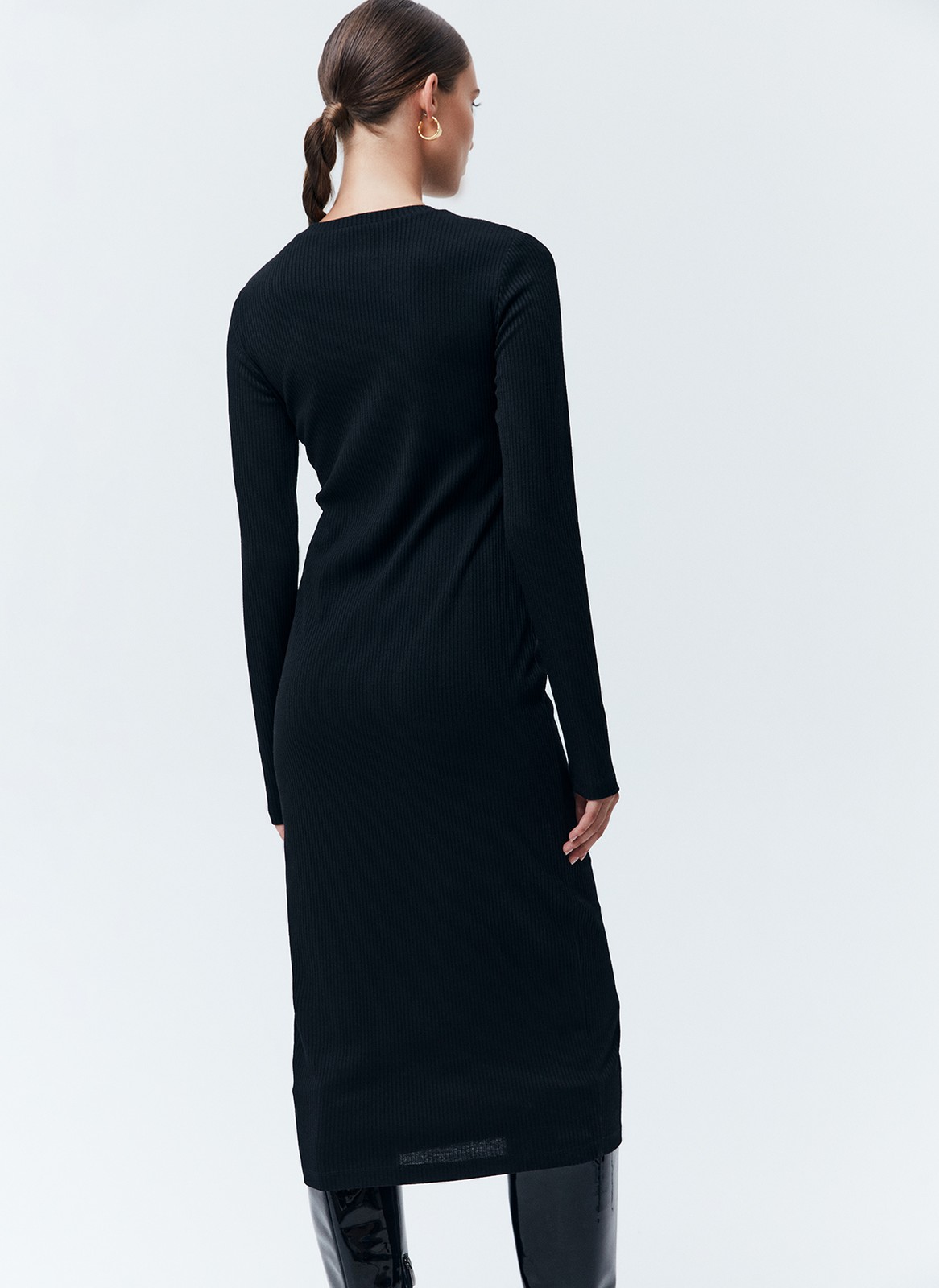 Платье миди с длинным рукавом, цвет: Черный Allweneed
Платье длины миди с длинным рукавом. Модель с ребристым эффектом, что делает образ многогранным. Изделие прямого кроя из смесового материала, благодаря которому модель хорошо садится по фигуре и сохраняет форму. Мы любимым такие платья из плотного и пластичного трикотажа, ведь их можно надеть уютным вечером в кругу близких или на свидание. Носите с сапогами или обувью без каблука.