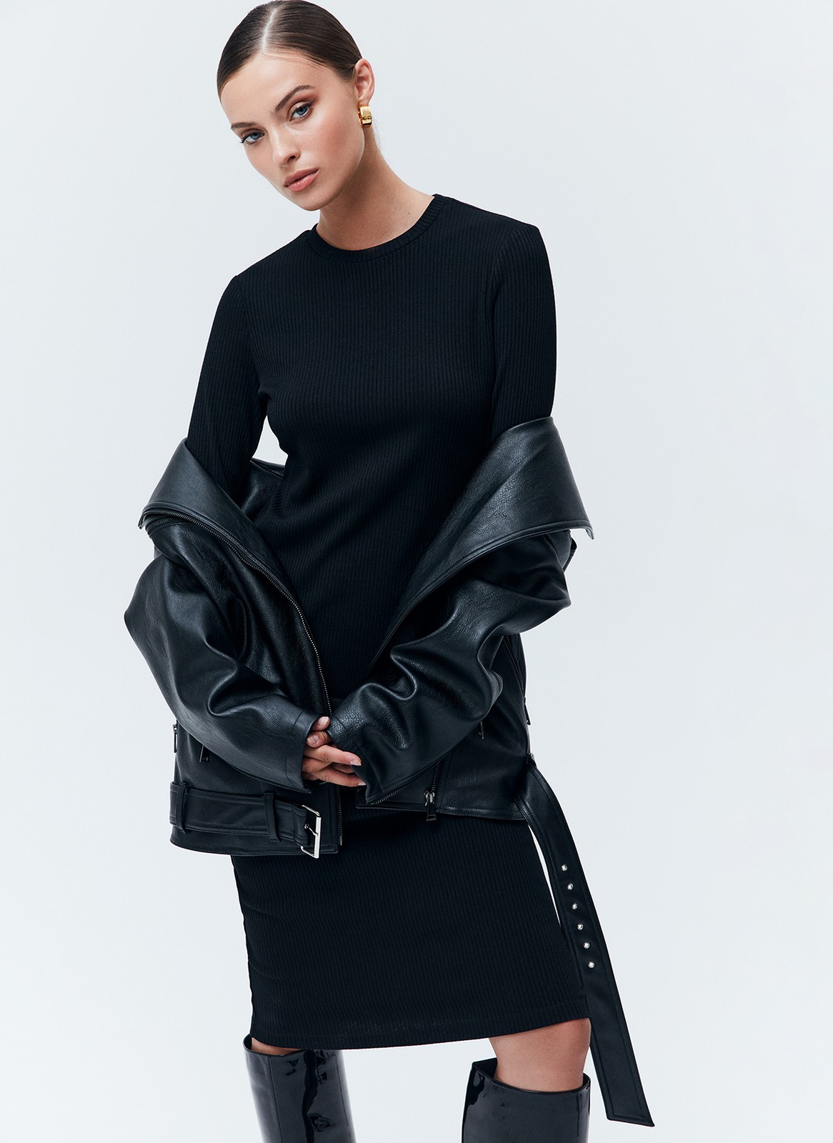 Платье миди с длинным рукавом, цвет: Черный Allweneed
Платье длины миди с длинным рукавом. Модель с ребристым эффектом, что делает образ многогранным. Изделие прямого кроя из смесового материала, благодаря которому модель хорошо садится по фигуре и сохраняет форму. Мы любимым такие платья из плотного и пластичного трикотажа, ведь их можно надеть уютным вечером в кругу близких или на свидание. Носите с сапогами или обувью без каблука.