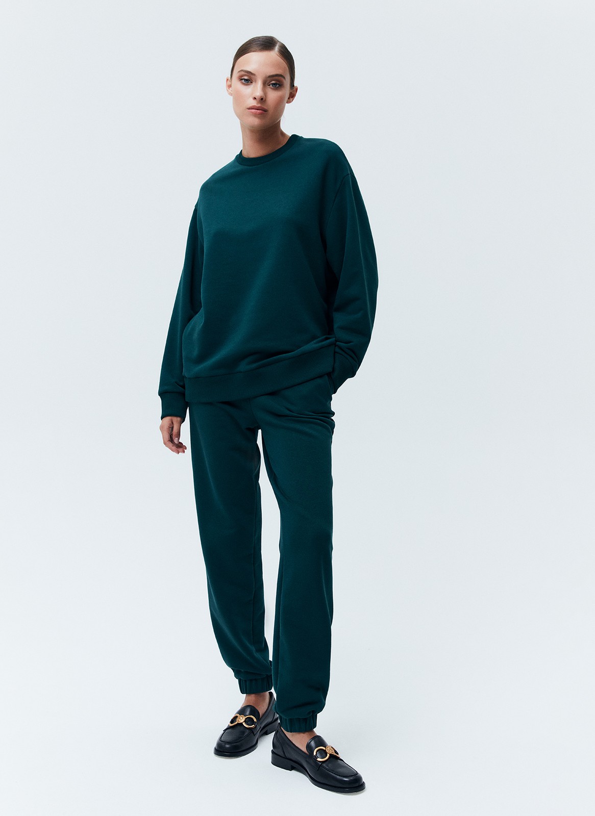 Свитшот oversize, цвет: темно-зеленый Allweneed
Свитшот объемного кроя из мягкого трикотажа. Благодаря натуральному хлопку, ткань дышит и создает ощущение комфорта. Круглая горловина и спущенное плечо. Эластичные манжеты для фиксации. Можно носить с трикотажными брюками или любимыми джинсами.