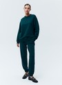 Свитшот oversize, цвет: темно-зеленый Allweneed
Свитшот объемного кроя из мягкого трикотажа. Благодаря натуральному хлопку, ткань дышит и создает ощущение комфорта. Круглая горловина и спущенное плечо. Эластичные манжеты для фиксации. Можно носить с трикотажными брюками или любимыми джинсами.