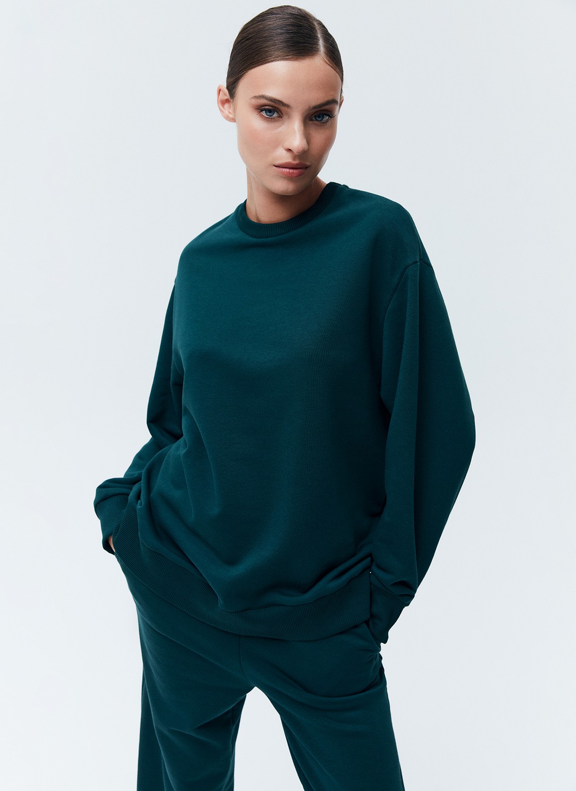 Свитшот oversize, цвет: темно-зеленый Allweneed
Свитшот объемного кроя из мягкого трикотажа. Благодаря натуральному хлопку, ткань дышит и создает ощущение комфорта. Круглая горловина и спущенное плечо. Эластичные манжеты для фиксации. Можно носить с трикотажными брюками или любимыми джинсами.