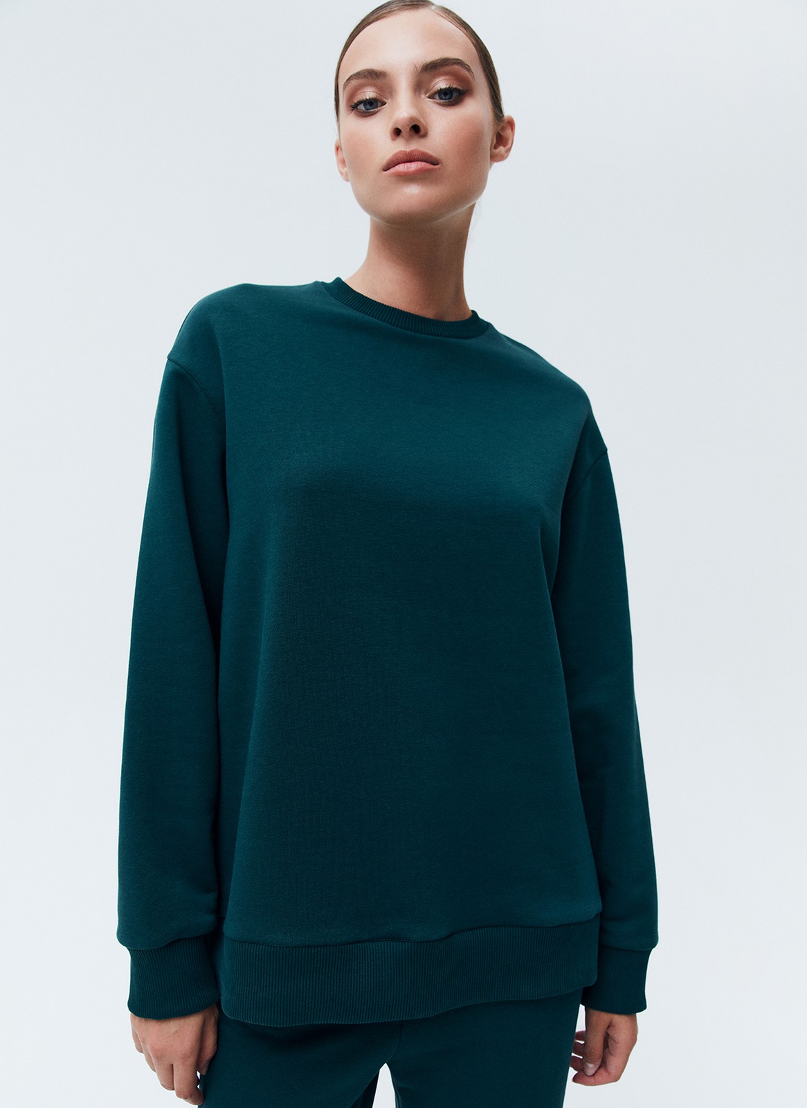 Свитшот oversize, цвет: темно-зеленый Allweneed
Свитшот объемного кроя из мягкого трикотажа. Благодаря натуральному хлопку, ткань дышит и создает ощущение комфорта. Круглая горловина и спущенное плечо. Эластичные манжеты для фиксации. Можно носить с трикотажными брюками или любимыми джинсами.