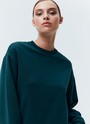 Свитшот oversize, цвет: темно-зеленый Allweneed
Свитшот объемного кроя из мягкого трикотажа. Благодаря натуральному хлопку, ткань дышит и создает ощущение комфорта. Круглая горловина и спущенное плечо. Эластичные манжеты для фиксации. Можно носить с трикотажными брюками или любимыми джинсами.