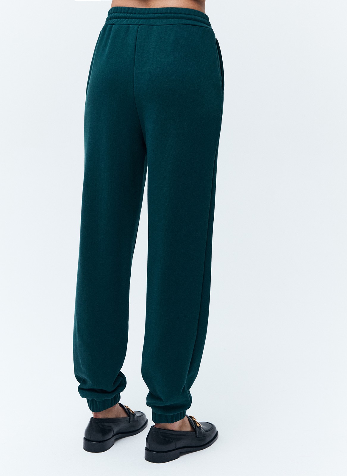 Джоггеры, цвет: темно-зеленый Allweneed
Джогеры на средней посадке. Эластичный пояс со шнурком и резинки внизу для комфортной посадки. Ткань очень приятна на ощупь и позволяет коже дышать. Носите со свитшотом из новой коллекции.