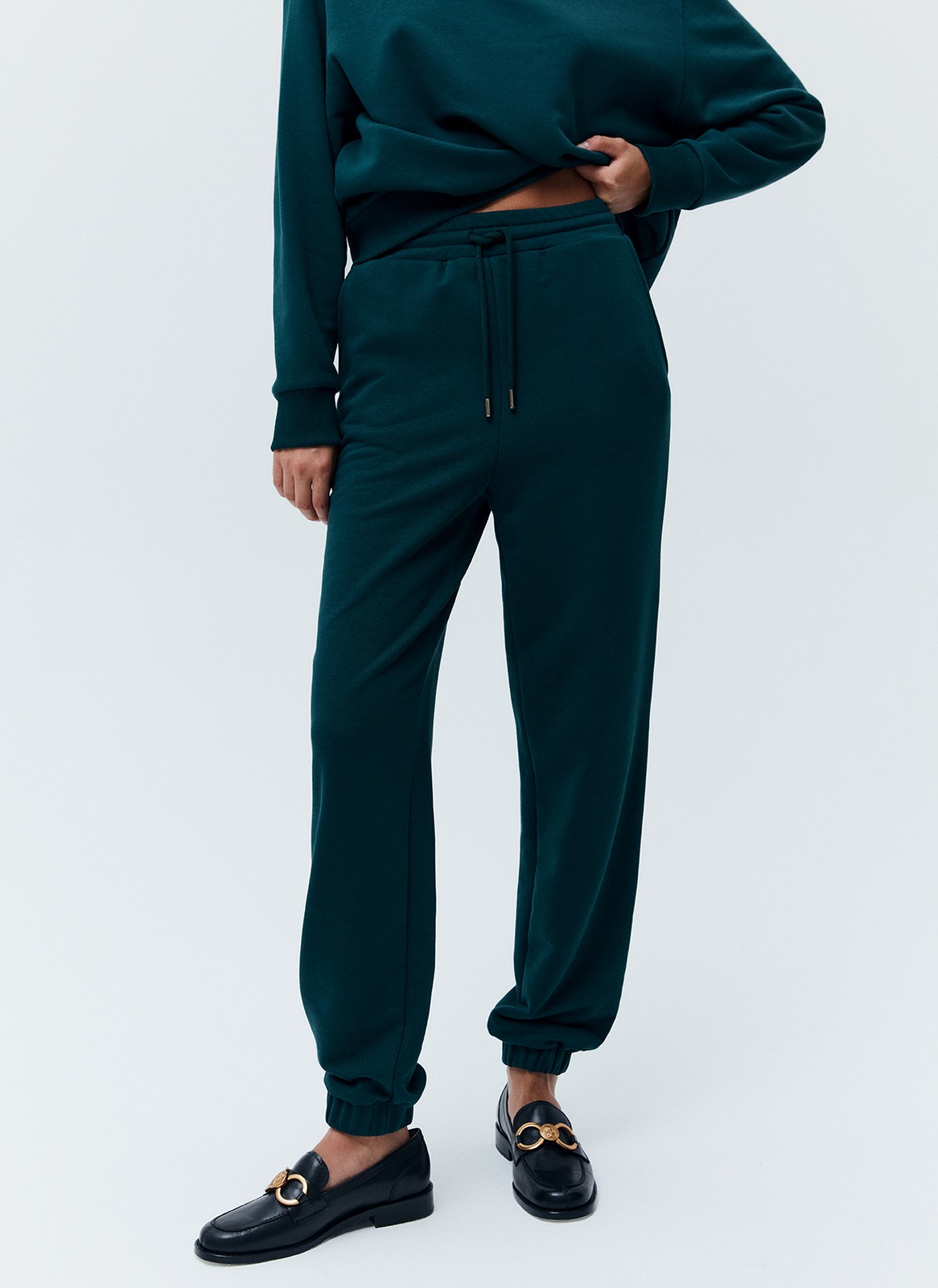 Джоггеры, цвет: темно-зеленый Allweneed
Джогеры на средней посадке. Эластичный пояс со шнурком и резинки внизу для комфортной посадки. Ткань очень приятна на ощупь и позволяет коже дышать. Носите со свитшотом из новой коллекции.