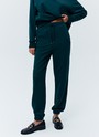 Джоггеры, цвет: темно-зеленый Allweneed
Джогеры на средней посадке. Эластичный пояс со шнурком и резинки внизу для комфортной посадки. Ткань очень приятна на ощупь и позволяет коже дышать. Носите со свитшотом из новой коллекции.