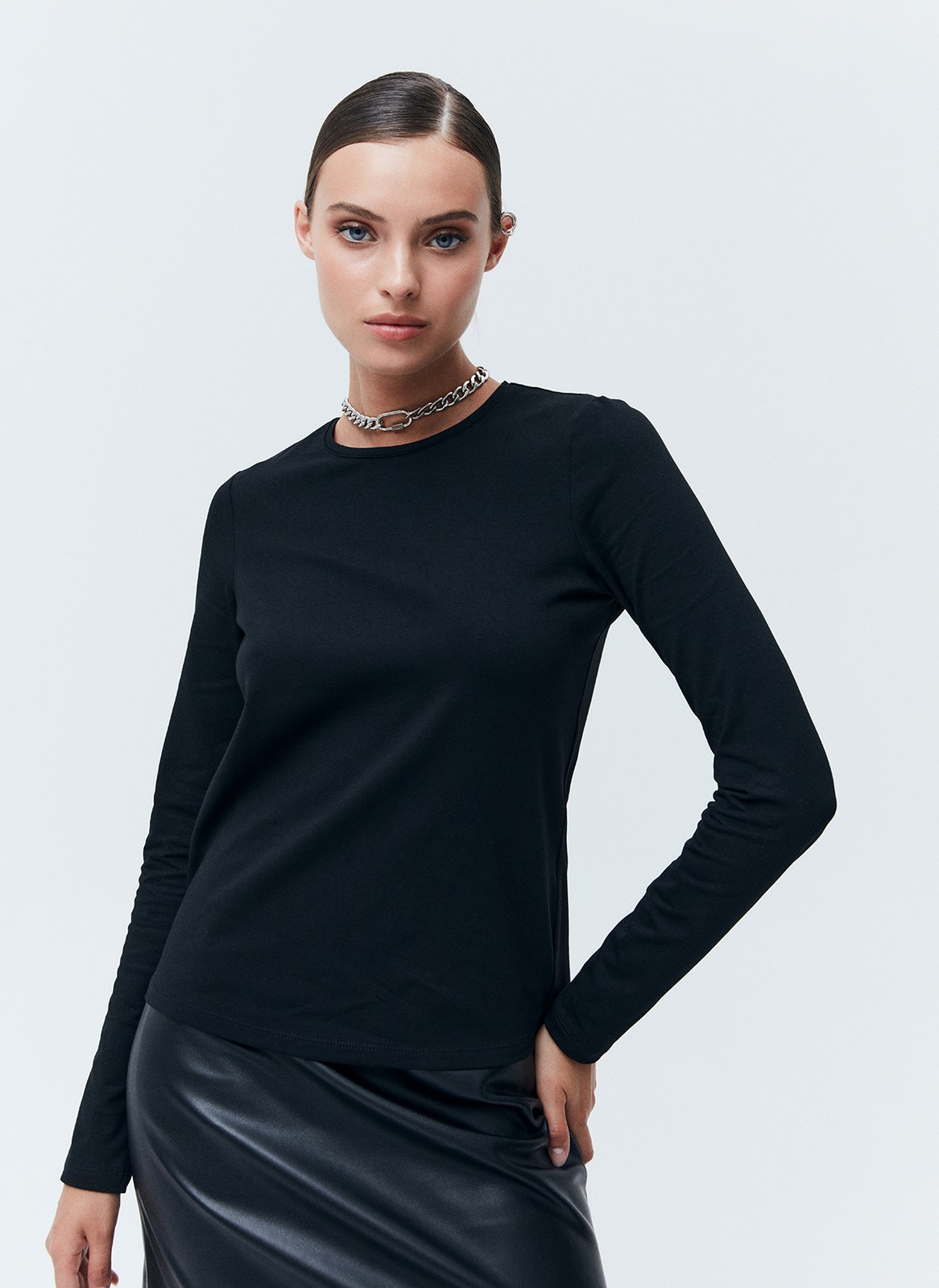 


Лонгслив из мягкого трикотажа. Слегка приталенная модель. Круглая горловина и классическая линия плеч. Ткань очень приятна на ощупь создает ощущение нежных прикосновений к телу. Это изделие будет интересно смотреться на контрасте с широкими джинсами или брюками.