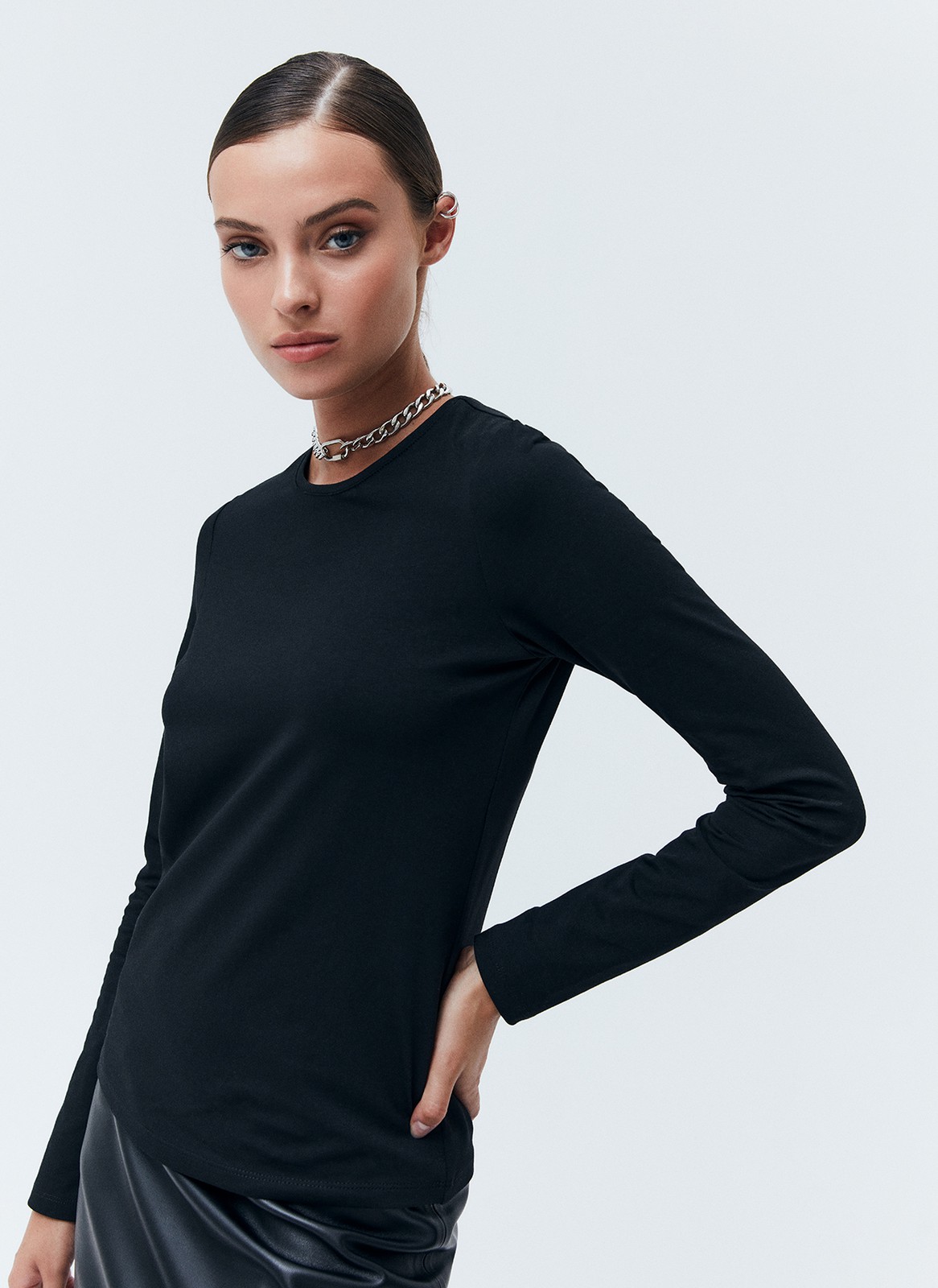 


Лонгслив из мягкого трикотажа. Слегка приталенная модель. Круглая горловина и классическая линия плеч. Ткань очень приятна на ощупь создает ощущение нежных прикосновений к телу. Это изделие будет интересно смотреться на контрасте с широкими джинсами или брюками.