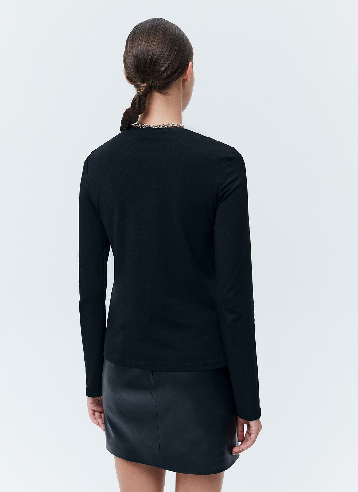 


Лонгслив из мягкого трикотажа. Слегка приталенная модель. Круглая горловина и классическая линия плеч. Ткань очень приятна на ощупь создает ощущение нежных прикосновений к телу. Это изделие будет интересно смотреться на контрасте с широкими джинсами или брюками.