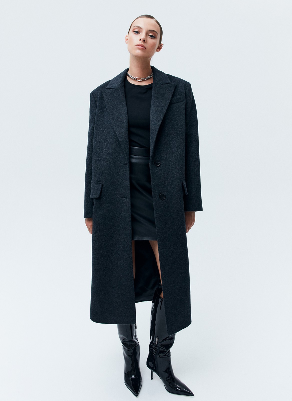 ПАЛЬТО МУЖСКОГО КРОЯ, цвет: Графитовый Allweneed Пальто, которое вы могли бы найти в мужском гардеробе. Однобортная модель длины миди на двух пуговицах. Два кармана с клапаном и разрез на спине для свободы в движении. Пальто имеет подкладочную ткань,с акцентными плечами формируют силуэт а-ля с мужского плеча. Нам нравится, как на контрасте строгое пальто смотрится с нежными платьями. Носите также с костюмами, юбками и джинсами. Модели разных оттенков отличаются по плотности ткани.
Температурный режим до 0 C.