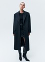 ПАЛЬТО МУЖСКОГО КРОЯ, цвет: Графитовый Allweneed Пальто, которое вы могли бы найти в мужском гардеробе. Однобортная модель длины миди на двух пуговицах. Два кармана с клапаном и разрез на спине для свободы в движении. Пальто имеет подкладочную ткань,с акцентными плечами формируют силуэт а-ля с мужского плеча. Нам нравится, как на контрасте строгое пальто смотрится с нежными платьями. Носите также с костюмами, юбками и джинсами. Модели разных оттенков отличаются по плотности ткани.
Температурный режим до 0 C.