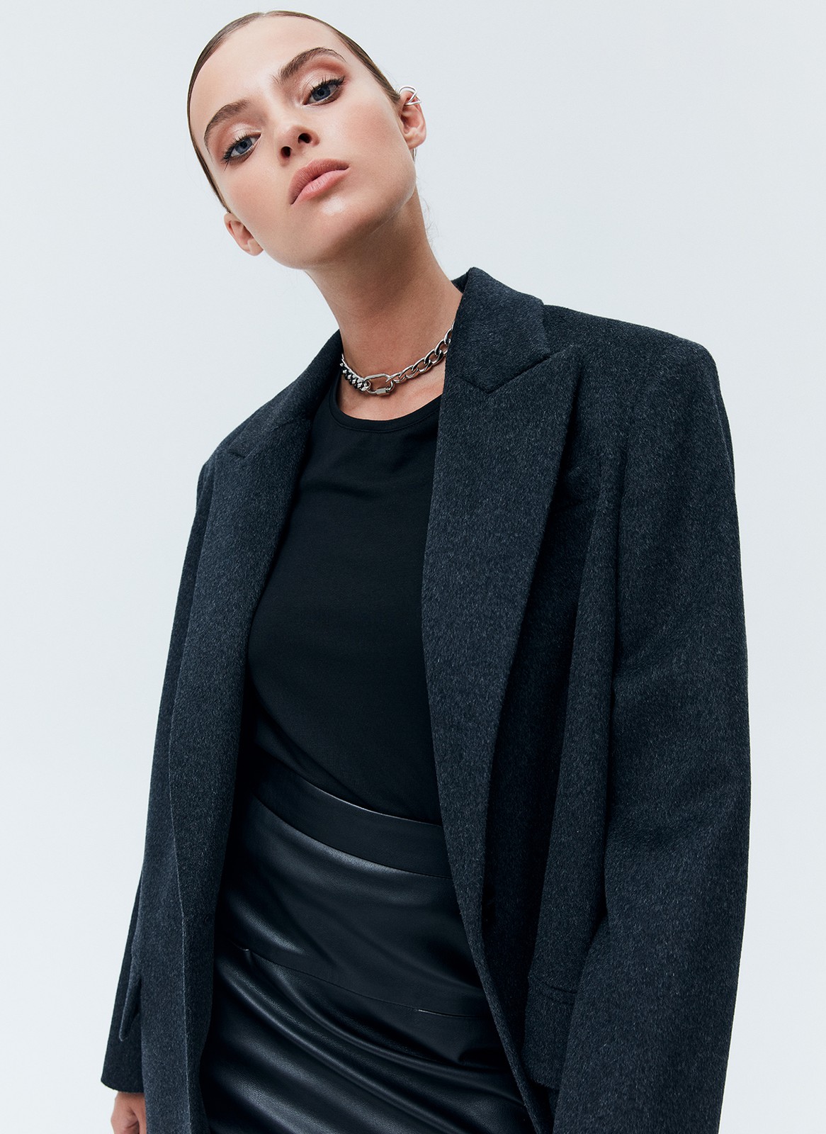 ПАЛЬТО МУЖСКОГО КРОЯ, цвет: Графитовый Allweneed Пальто, которое вы могли бы найти в мужском гардеробе. Однобортная модель длины миди на двух пуговицах. Два кармана с клапаном и разрез на спине для свободы в движении. Пальто имеет подкладочную ткань,с акцентными плечами формируют силуэт а-ля с мужского плеча. Нам нравится, как на контрасте строгое пальто смотрится с нежными платьями. Носите также с костюмами, юбками и джинсами. Модели разных оттенков отличаются по плотности ткани.
Температурный режим до 0 C.