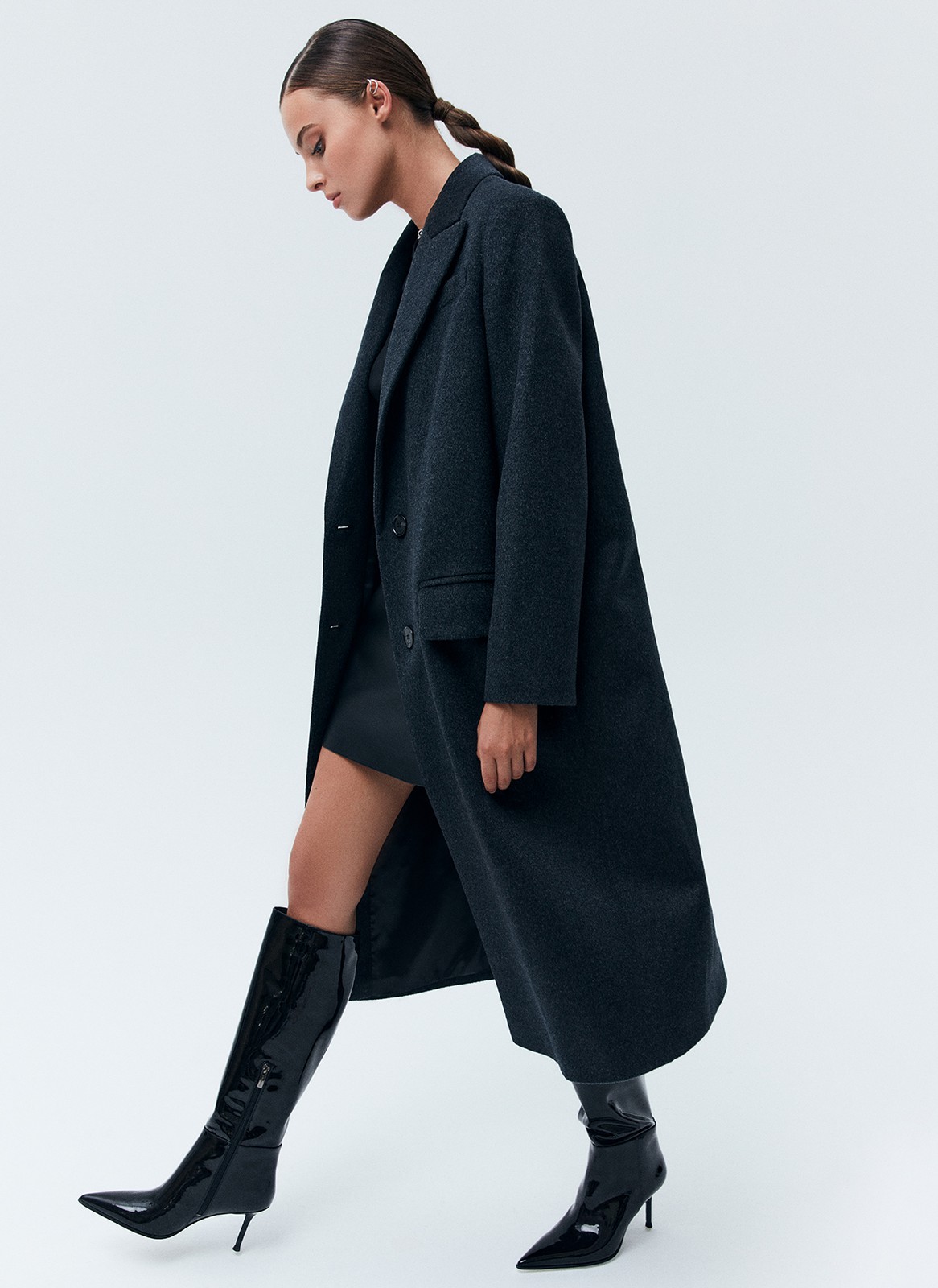 ПАЛЬТО МУЖСКОГО КРОЯ, цвет: Графитовый Allweneed Пальто, которое вы могли бы найти в мужском гардеробе. Однобортная модель длины миди на двух пуговицах. Два кармана с клапаном и разрез на спине для свободы в движении. Пальто имеет подкладочную ткань,с акцентными плечами формируют силуэт а-ля с мужского плеча. Нам нравится, как на контрасте строгое пальто смотрится с нежными платьями. Носите также с костюмами, юбками и джинсами. Модели разных оттенков отличаются по плотности ткани.
Температурный режим до 0 C.