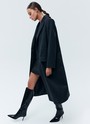 ПАЛЬТО МУЖСКОГО КРОЯ, цвет: Графитовый Allweneed Пальто, которое вы могли бы найти в мужском гардеробе. Однобортная модель длины миди на двух пуговицах. Два кармана с клапаном и разрез на спине для свободы в движении. Пальто имеет подкладочную ткань,с акцентными плечами формируют силуэт а-ля с мужского плеча. Нам нравится, как на контрасте строгое пальто смотрится с нежными платьями. Носите также с костюмами, юбками и джинсами. Модели разных оттенков отличаются по плотности ткани.
Температурный режим до 0 C.