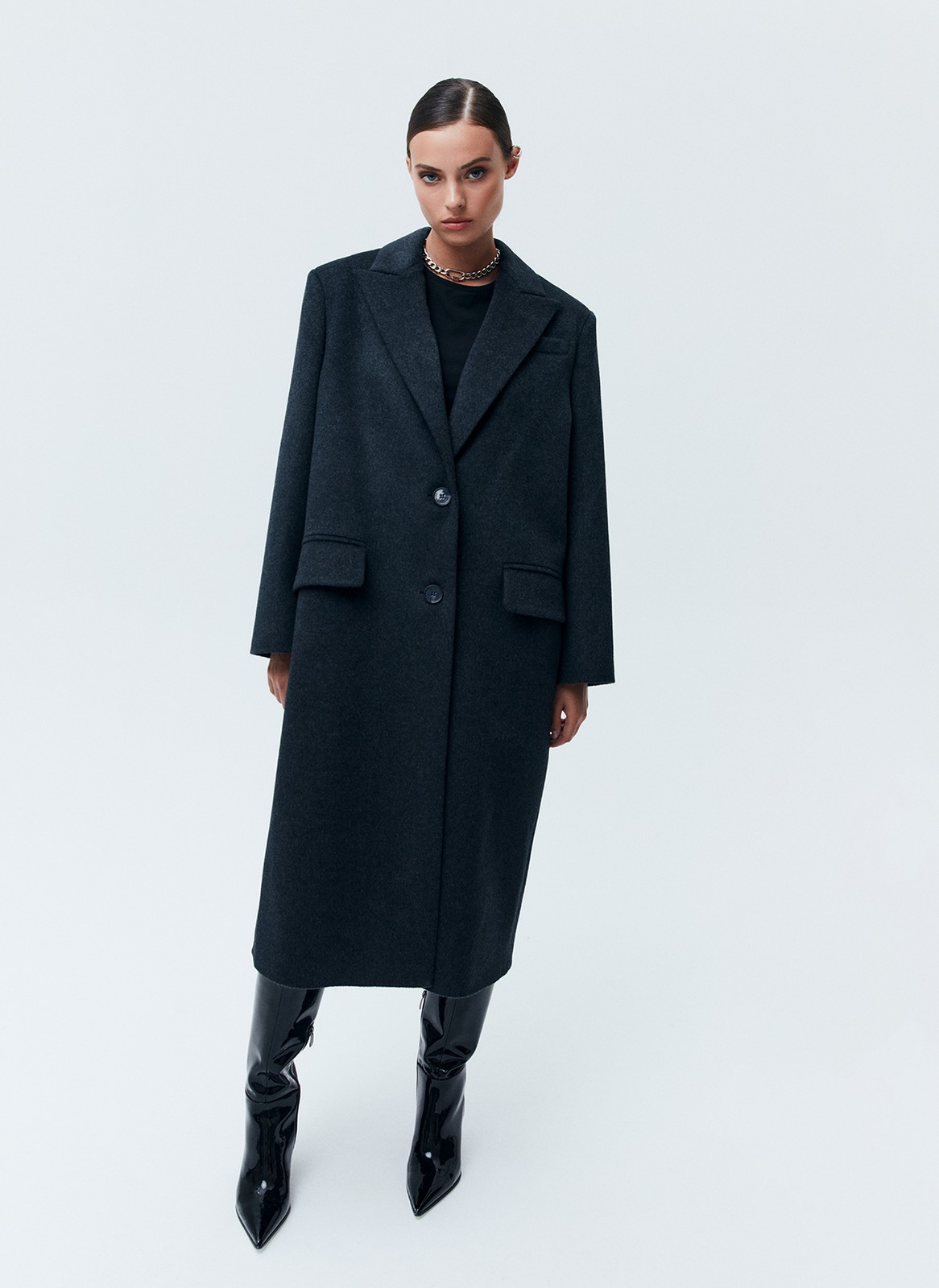 ПАЛЬТО МУЖСКОГО КРОЯ, цвет: Графитовый Allweneed Пальто, которое вы могли бы найти в мужском гардеробе. Однобортная модель длины миди на двух пуговицах. Два кармана с клапаном и разрез на спине для свободы в движении. Пальто имеет подкладочную ткань,с акцентными плечами формируют силуэт а-ля с мужского плеча. Нам нравится, как на контрасте строгое пальто смотрится с нежными платьями. Носите также с костюмами, юбками и джинсами. Модели разных оттенков отличаются по плотности ткани.
Температурный режим до 0 C.