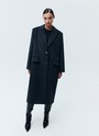ПАЛЬТО МУЖСКОГО КРОЯ, цвет: Графитовый Allweneed Пальто, которое вы могли бы найти в мужском гардеробе. Однобортная модель длины миди на двух пуговицах. Два кармана с клапаном и разрез на спине для свободы в движении. Пальто имеет подкладочную ткань,с акцентными плечами формируют силуэт а-ля с мужского плеча. Нам нравится, как на контрасте строгое пальто смотрится с нежными платьями. Носите также с костюмами, юбками и джинсами. Модели разных оттенков отличаются по плотности ткани.
Температурный режим до 0 C.