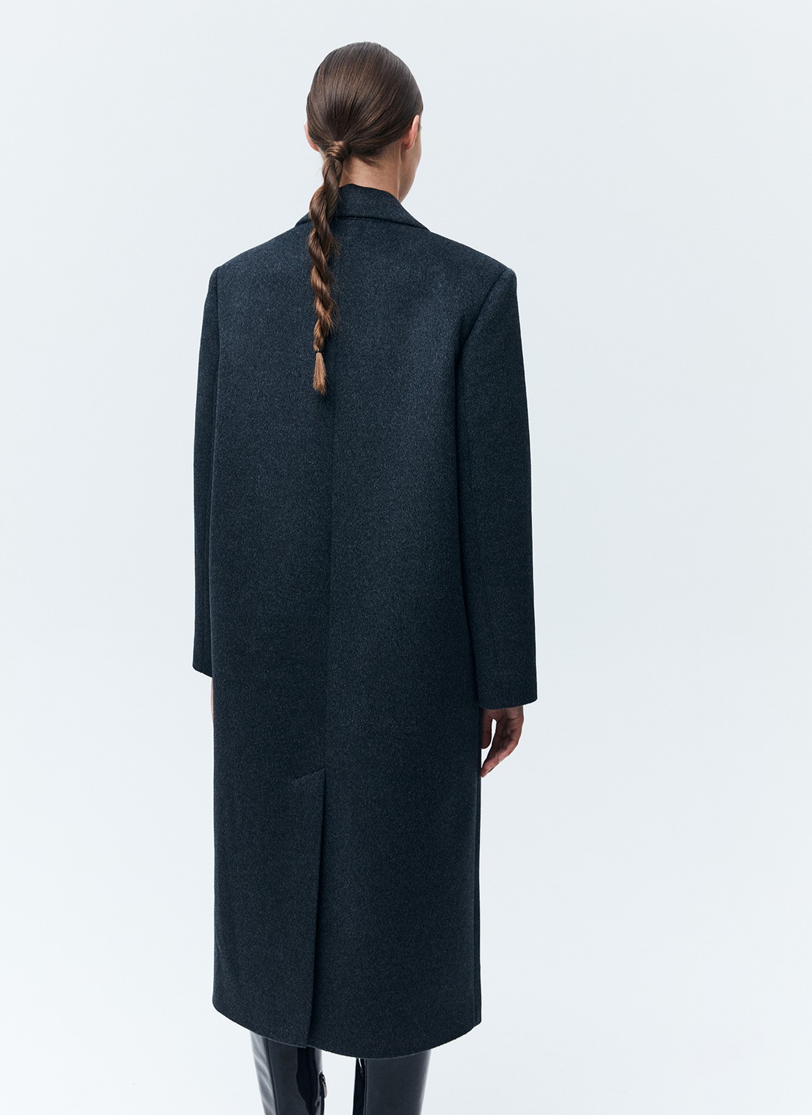 ПАЛЬТО МУЖСКОГО КРОЯ, цвет: Графитовый Allweneed Пальто, которое вы могли бы найти в мужском гардеробе. Однобортная модель длины миди на двух пуговицах. Два кармана с клапаном и разрез на спине для свободы в движении. Пальто имеет подкладочную ткань,с акцентными плечами формируют силуэт а-ля с мужского плеча. Нам нравится, как на контрасте строгое пальто смотрится с нежными платьями. Носите также с костюмами, юбками и джинсами. Модели разных оттенков отличаются по плотности ткани.
Температурный режим до 0 C.