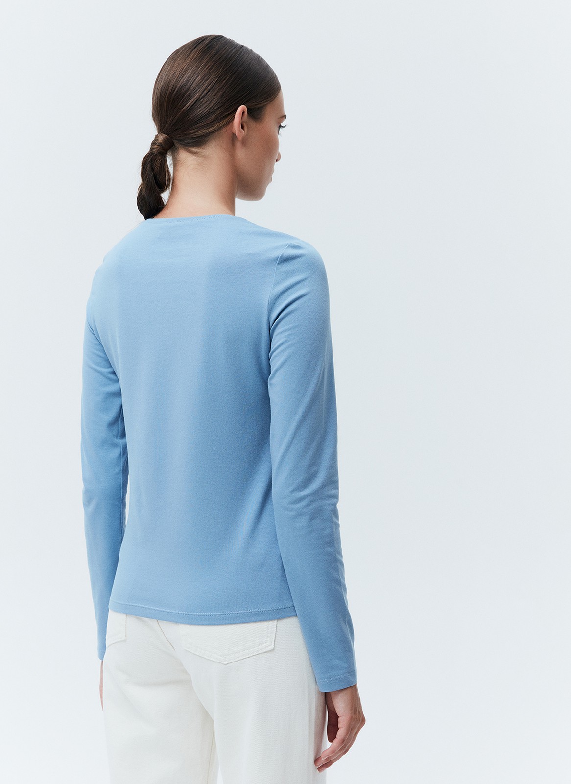 Лонгслив, цвет: серо-голубой Allweneed
Лонгслив из мягкого трикотажа. Слегка приталенная модель. Круглая горловина и классическая линия плеч. Ткань очень приятна на ощупь создает ощущение нежных прикосновений к телу. Это изделие будет интересно смотреться на контрасте с широкими джинсами или брюками.