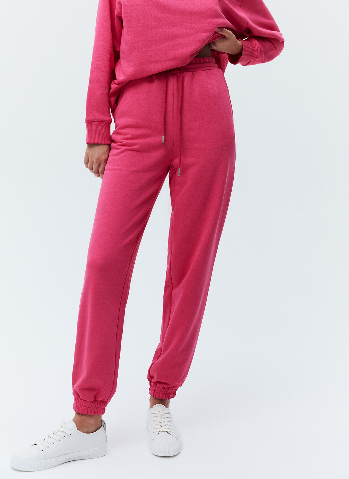 


Джогеры на средней посадке. Эластичный пояс со шнурком и резинки внизу для комфортной посадки. Ткань очень приятна на ощупь и позволяет коже дышать. Носите со свитшотом из новой коллекции.

