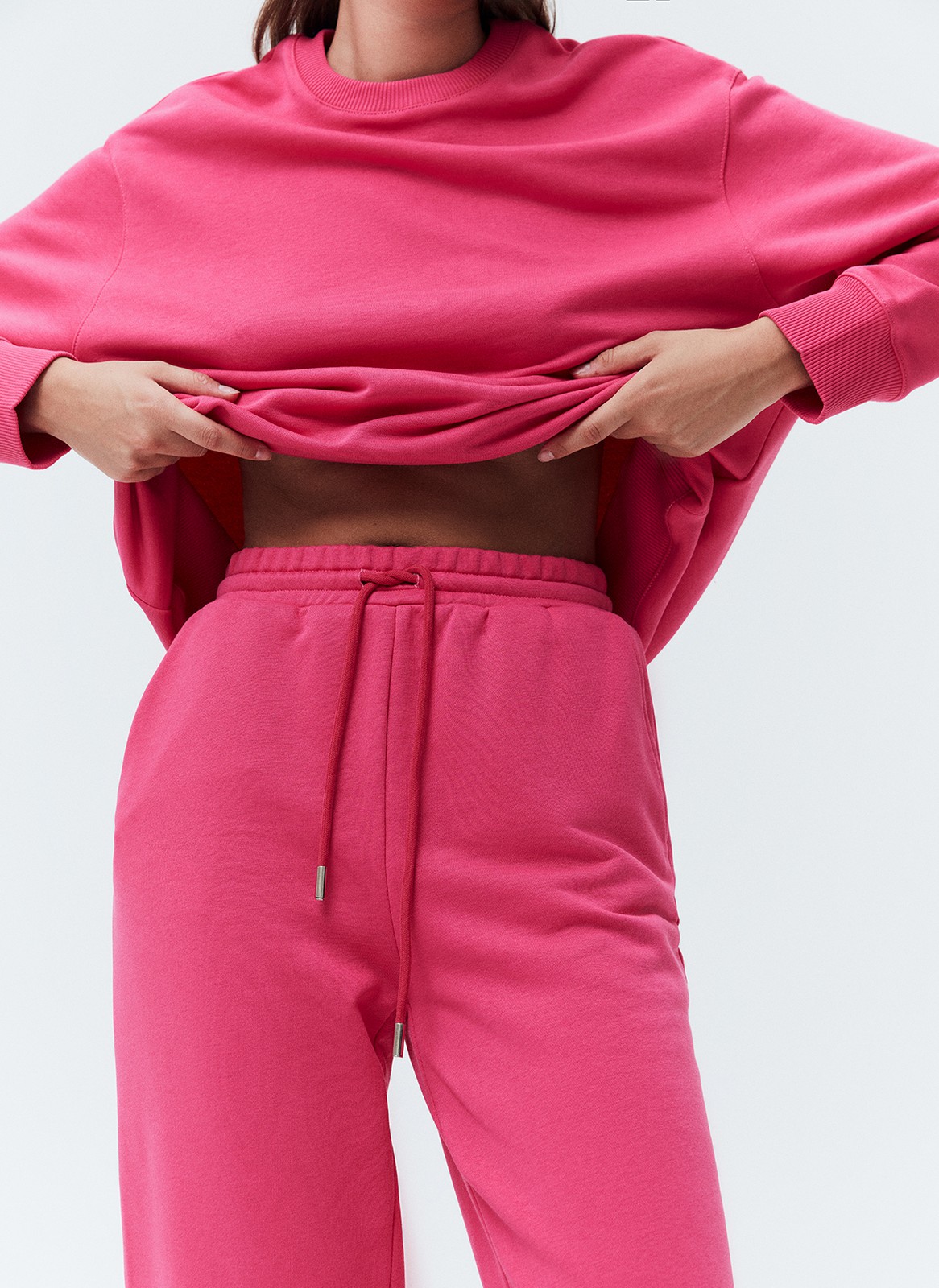 


Джогеры на средней посадке. Эластичный пояс со шнурком и резинки внизу для комфортной посадки. Ткань очень приятна на ощупь и позволяет коже дышать. Носите со свитшотом из новой коллекции.

