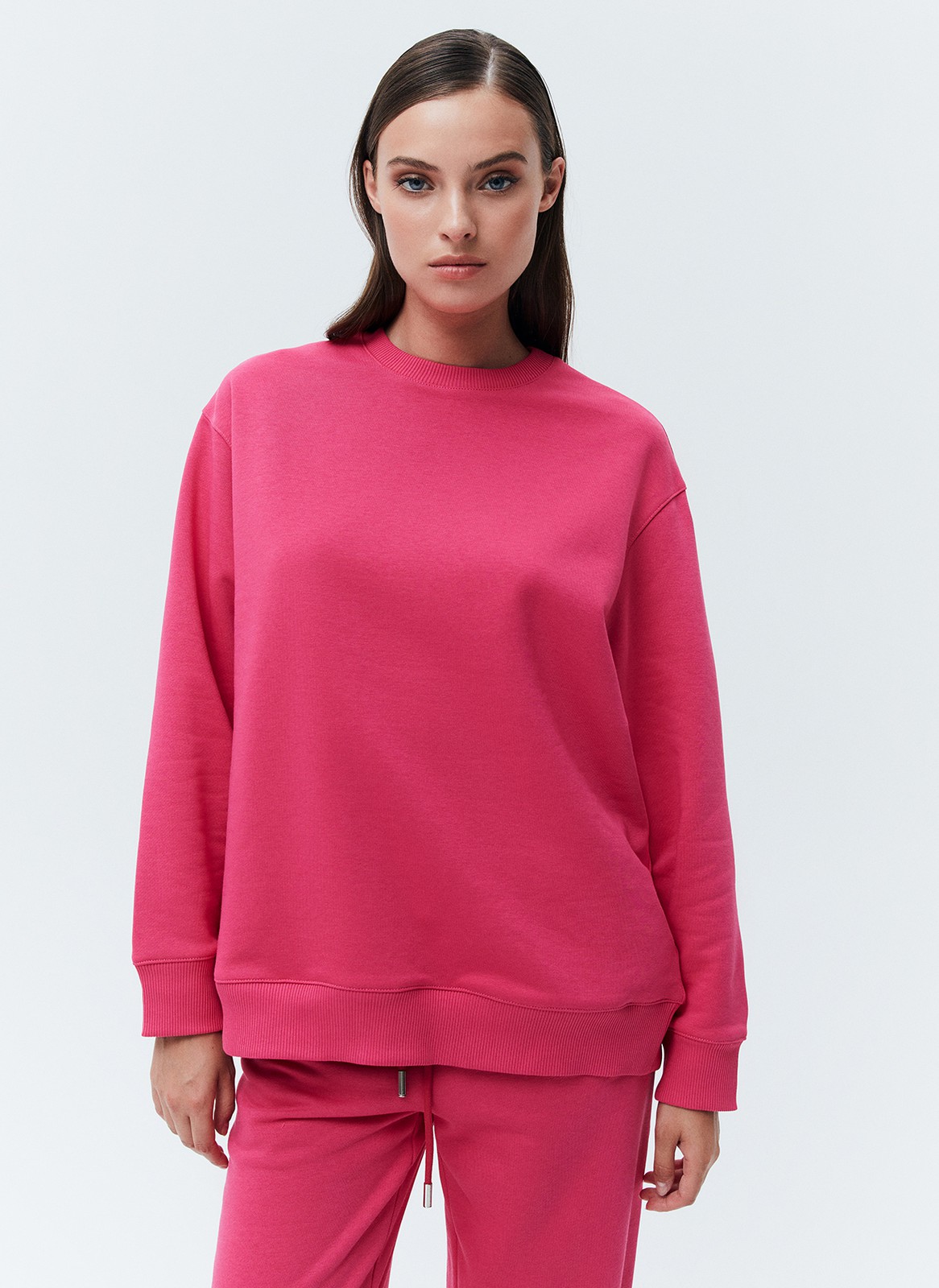 Свитшот oversize, цвет: фуксия Allweneed
Свитшот объемного кроя из мягкого трикотажа. Благодаря натуральному хлопку, ткань дышит и создает ощущение комфорта. Круглая горловина и спущенное плечо. Эластичные манжеты для фиксации. Можно носить с трикотажными брюками или любимыми джинсами.