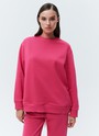 Свитшот oversize, цвет: фуксия Allweneed
Свитшот объемного кроя из мягкого трикотажа. Благодаря натуральному хлопку, ткань дышит и создает ощущение комфорта. Круглая горловина и спущенное плечо. Эластичные манжеты для фиксации. Можно носить с трикотажными брюками или любимыми джинсами.