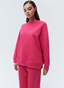 Свитшот oversize, цвет: фуксия Allweneed
Свитшот объемного кроя из мягкого трикотажа. Благодаря натуральному хлопку, ткань дышит и создает ощущение комфорта. Круглая горловина и спущенное плечо. Эластичные манжеты для фиксации. Можно носить с трикотажными брюками или любимыми джинсами.