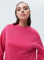 Свитшот oversize, цвет: фуксия Allweneed
Свитшот объемного кроя из мягкого трикотажа. Благодаря натуральному хлопку, ткань дышит и создает ощущение комфорта. Круглая горловина и спущенное плечо. Эластичные манжеты для фиксации. Можно носить с трикотажными брюками или любимыми джинсами.