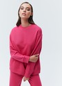 Свитшот oversize, цвет: фуксия Allweneed
Свитшот объемного кроя из мягкого трикотажа. Благодаря натуральному хлопку, ткань дышит и создает ощущение комфорта. Круглая горловина и спущенное плечо. Эластичные манжеты для фиксации. Можно носить с трикотажными брюками или любимыми джинсами.