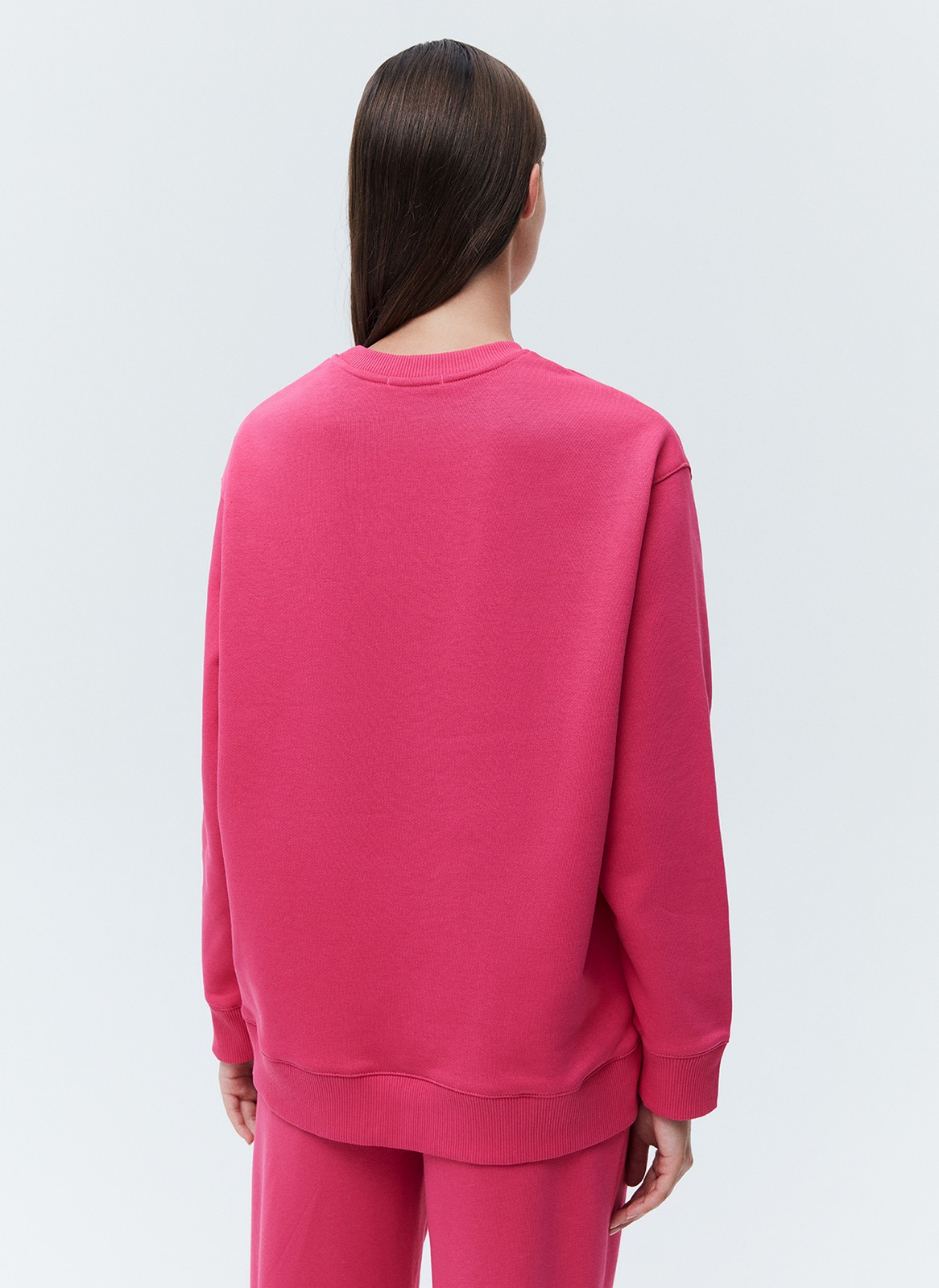 Свитшот oversize, цвет: фуксия Allweneed
Свитшот объемного кроя из мягкого трикотажа. Благодаря натуральному хлопку, ткань дышит и создает ощущение комфорта. Круглая горловина и спущенное плечо. Эластичные манжеты для фиксации. Можно носить с трикотажными брюками или любимыми джинсами.