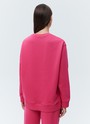 Свитшот oversize, цвет: фуксия Allweneed
Свитшот объемного кроя из мягкого трикотажа. Благодаря натуральному хлопку, ткань дышит и создает ощущение комфорта. Круглая горловина и спущенное плечо. Эластичные манжеты для фиксации. Можно носить с трикотажными брюками или любимыми джинсами.