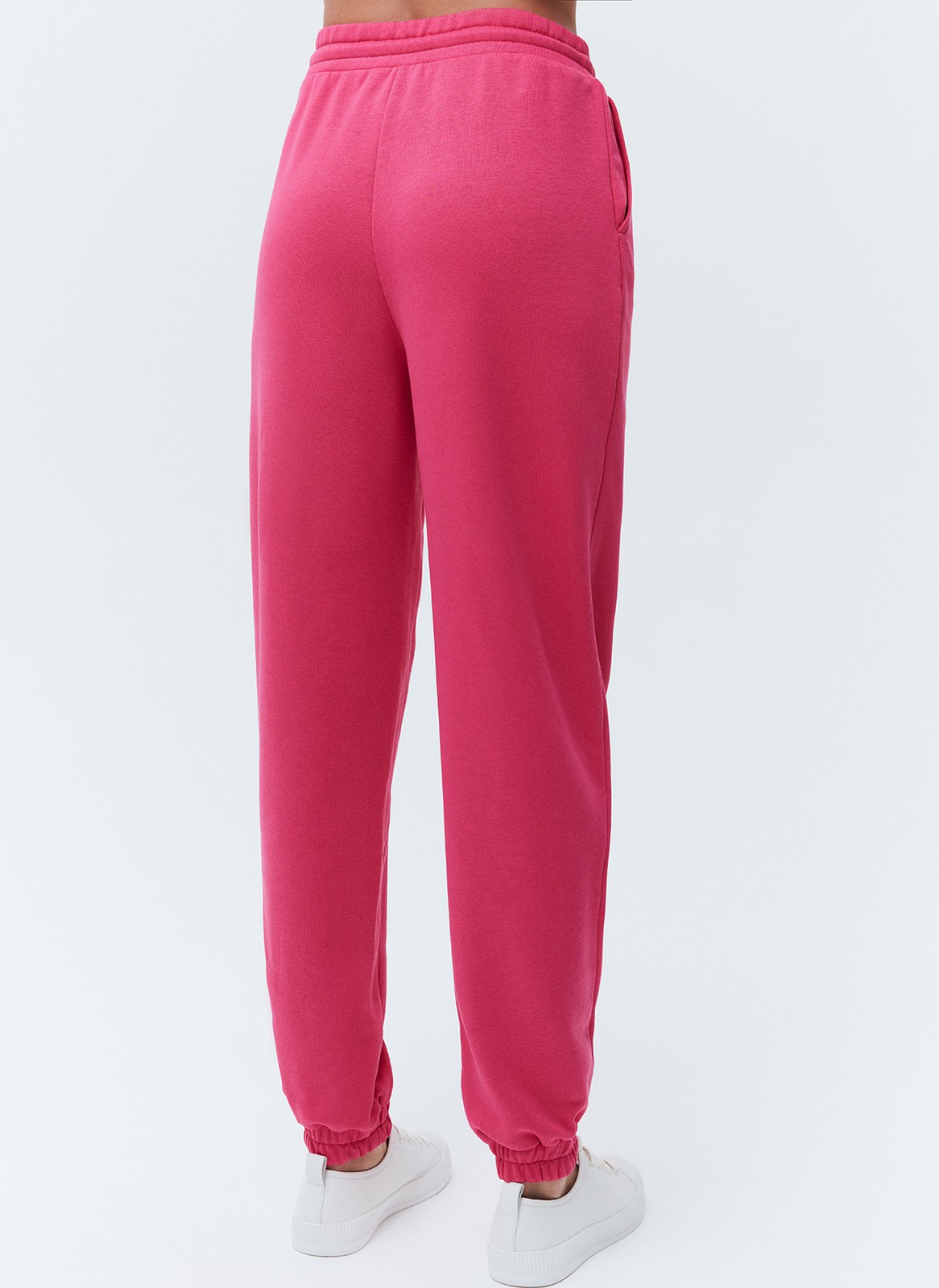 


Джогеры на средней посадке. Эластичный пояс со шнурком и резинки внизу для комфортной посадки. Ткань очень приятна на ощупь и позволяет коже дышать. Носите со свитшотом из новой коллекции.

