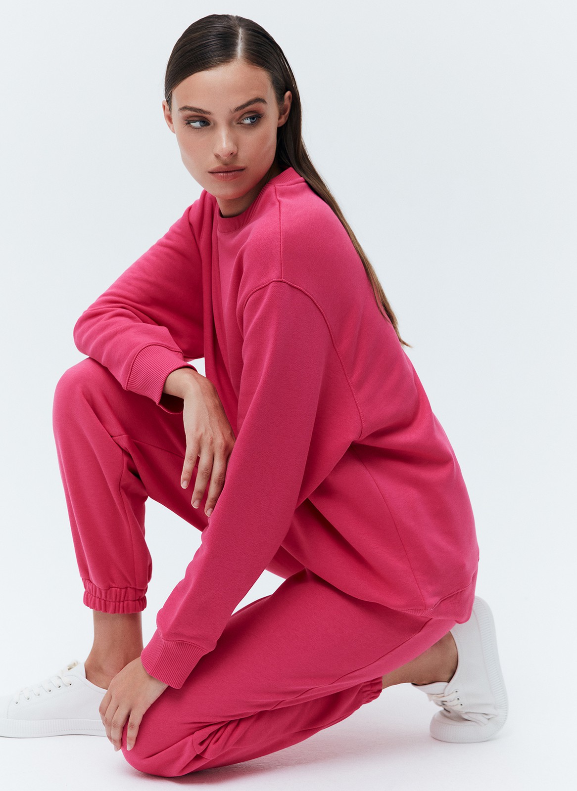 


Джогеры на средней посадке. Эластичный пояс со шнурком и резинки внизу для комфортной посадки. Ткань очень приятна на ощупь и позволяет коже дышать. Носите со свитшотом из новой коллекции.

