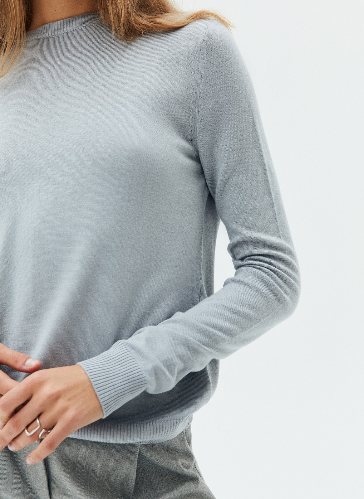 Джемпер вязаный тонкий, цвет: серый меланж Allweneed Джемпер свободного силуэта из трикотажа. Мы перевыпустили модель в новом качестве. Изделие из легкой пряжи на основе вискозы и дралона. Дралон сверхпрочный и гипоаллергенный материал. Носите, когда отравляетесь на прогулку по парку или на посиделки с подругами. Модель легко стилизовать с брюками, юбками и любимыми джинсами.