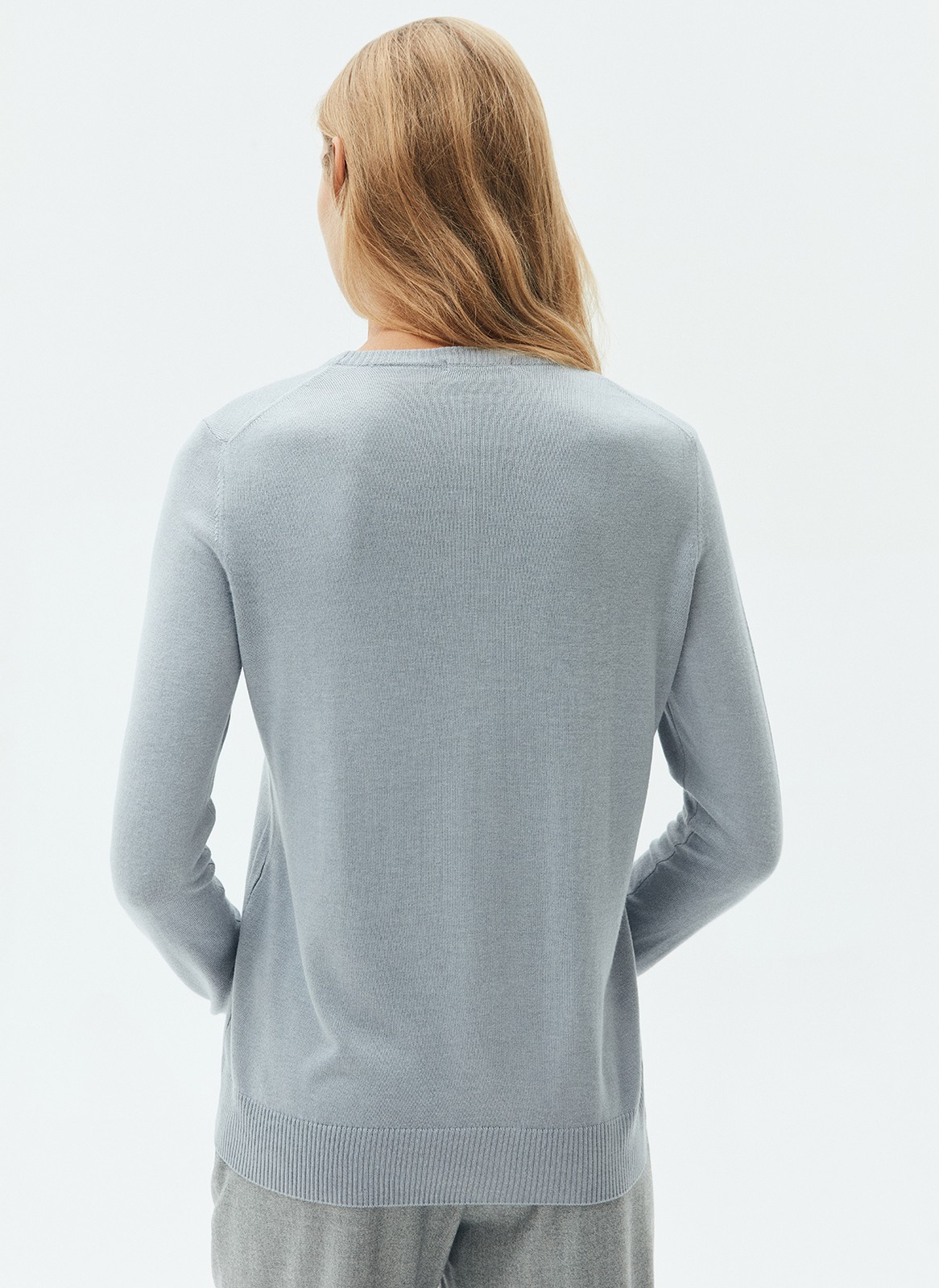 Джемпер вязаный тонкий, цвет: серый меланж Allweneed Джемпер свободного силуэта из трикотажа. Мы перевыпустили модель в новом качестве. Изделие из легкой пряжи на основе вискозы и дралона. Дралон сверхпрочный и гипоаллергенный материал. Носите, когда отравляетесь на прогулку по парку или на посиделки с подругами. Модель легко стилизовать с брюками, юбками и любимыми джинсами.