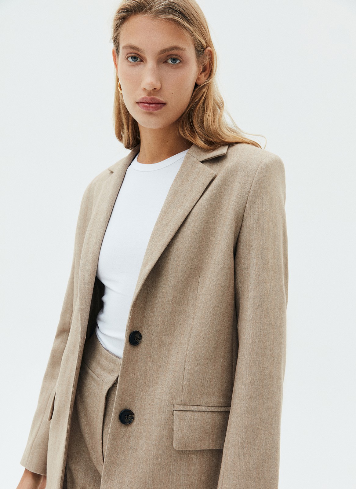 Однобортный жакет с увеличенной линией плеча Oversize, цвет: кэмел Allweneed
Однобортный жакет с эффектом с мужского плеча. Классические детали жакета: лацканы, застежка на пуговицы, два кармана по бокам. Благодаря акценту на плечах можно создавать заметные многослойные образы. Приятная к телу костюмная ткань в новом сезоне еще лучше держит форму и сохраняет первоначальный внешний вид. Носите с брюками из коллекции или с платьями и нежными юбками.