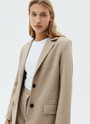 Однобортный жакет с увеличенной линией плеча Oversize, цвет: кэмел Allweneed
Однобортный жакет с эффектом с мужского плеча. Классические детали жакета: лацканы, застежка на пуговицы, два кармана по бокам. Благодаря акценту на плечах можно создавать заметные многослойные образы. Приятная к телу костюмная ткань в новом сезоне еще лучше держит форму и сохраняет первоначальный внешний вид. Носите с брюками из коллекции или с платьями и нежными юбками.