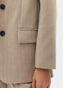 Однобортный жакет с увеличенной линией плеча Oversize, цвет: кэмел Allweneed
Однобортный жакет с эффектом с мужского плеча. Классические детали жакета: лацканы, застежка на пуговицы, два кармана по бокам. Благодаря акценту на плечах можно создавать заметные многослойные образы. Приятная к телу костюмная ткань в новом сезоне еще лучше держит форму и сохраняет первоначальный внешний вид. Носите с брюками из коллекции или с платьями и нежными юбками.