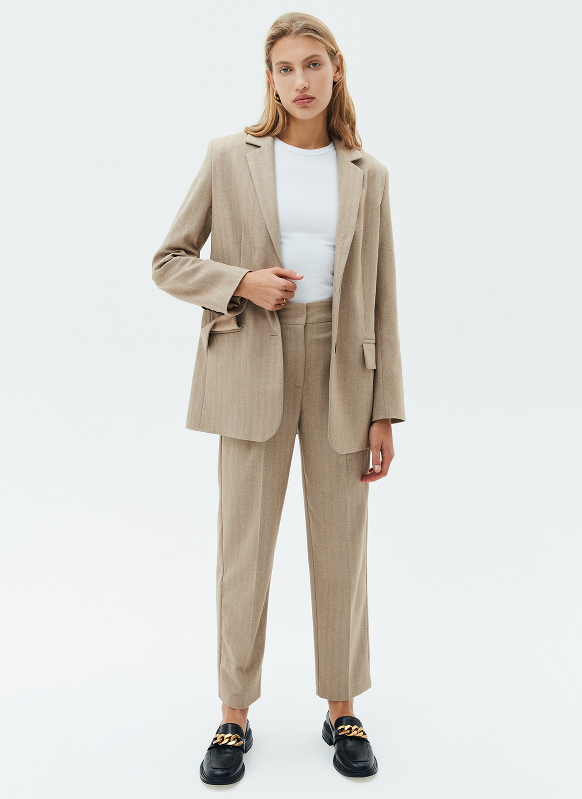 


Прямые брюки на средней посадке из костюмной ткани. Ткань хорошо держит форму, поэтому модель долго сохраняет свой первоначальный вид. Два кармана с отрезным бочком и скрытая застежка на молнии. Мы любим такую длину брюк, которая смотрится оптимально с обувью на каблуке и без каблука. Сочетайте с жакетами из нашей коллекции.

