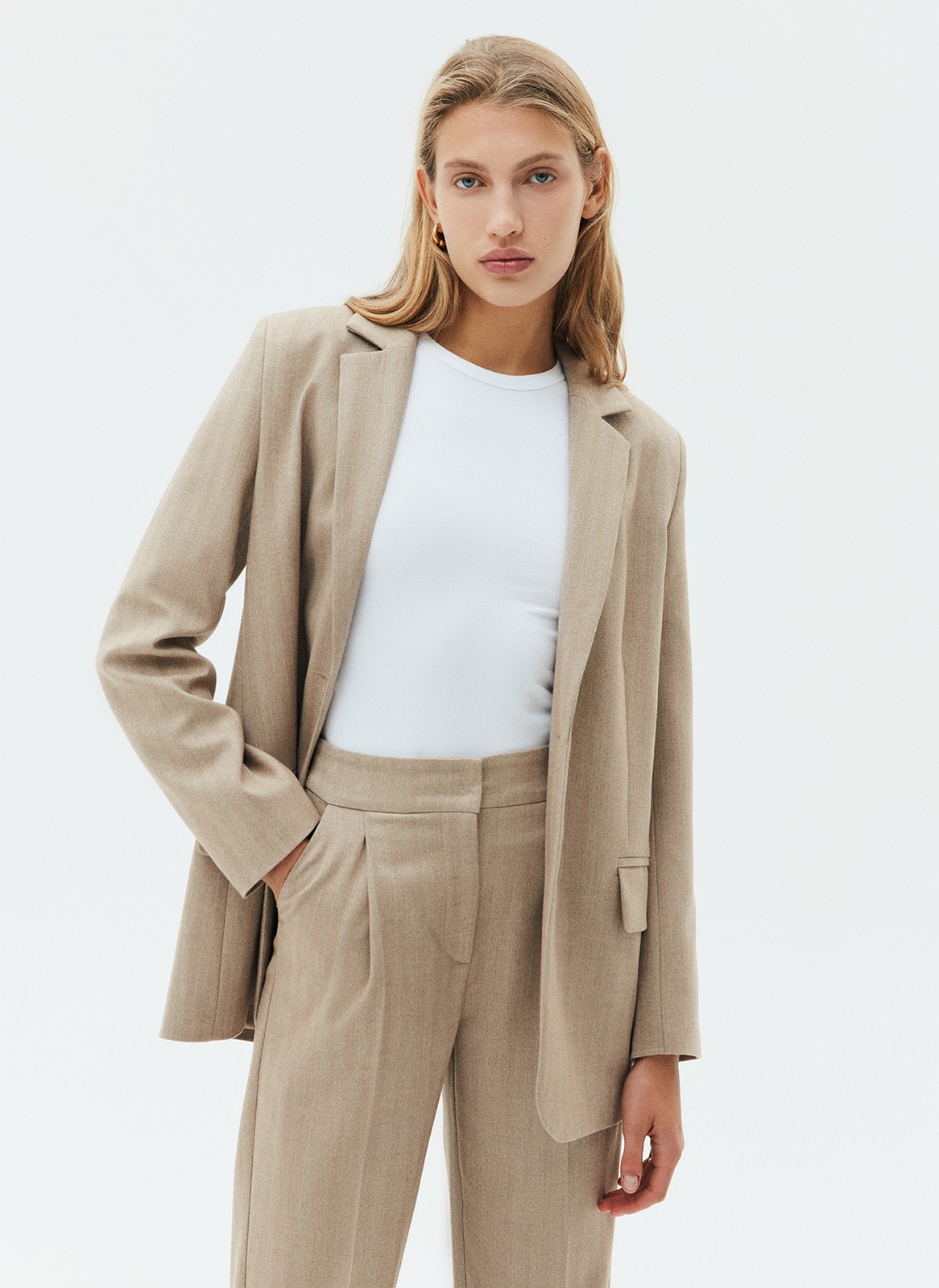 


Прямые брюки на средней посадке из костюмной ткани. Ткань хорошо держит форму, поэтому модель долго сохраняет свой первоначальный вид. Два кармана с отрезным бочком и скрытая застежка на молнии. Мы любим такую длину брюк, которая смотрится оптимально с обувью на каблуке и без каблука. Сочетайте с жакетами из нашей коллекции.

