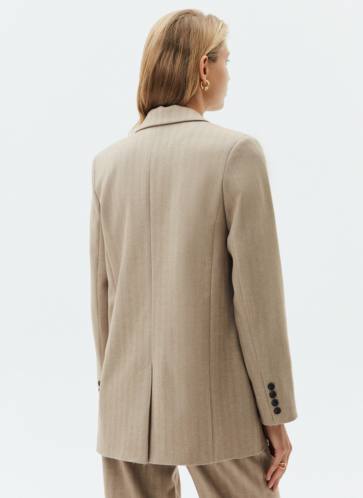 Однобортный жакет с увеличенной линией плеча Oversize, цвет: кэмел Allweneed
Однобортный жакет с эффектом с мужского плеча. Классические детали жакета: лацканы, застежка на пуговицы, два кармана по бокам. Благодаря акценту на плечах можно создавать заметные многослойные образы. Приятная к телу костюмная ткань в новом сезоне еще лучше держит форму и сохраняет первоначальный внешний вид. Носите с брюками из коллекции или с платьями и нежными юбками.