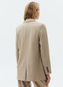 Однобортный жакет с увеличенной линией плеча Oversize, цвет: кэмел Allweneed
Однобортный жакет с эффектом с мужского плеча. Классические детали жакета: лацканы, застежка на пуговицы, два кармана по бокам. Благодаря акценту на плечах можно создавать заметные многослойные образы. Приятная к телу костюмная ткань в новом сезоне еще лучше держит форму и сохраняет первоначальный внешний вид. Носите с брюками из коллекции или с платьями и нежными юбками.