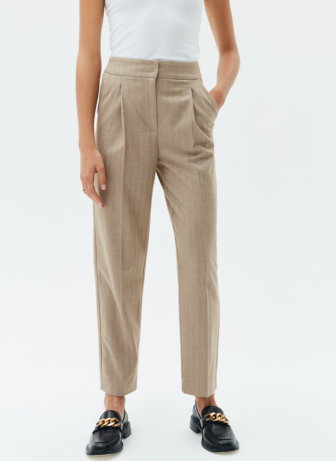 


Прямые брюки на средней посадке из костюмной ткани. Ткань хорошо держит форму, поэтому модель долго сохраняет свой первоначальный вид. Два кармана с отрезным бочком и скрытая застежка на молнии. Мы любим такую длину брюк, которая смотрится оптимально с обувью на каблуке и без каблука. Сочетайте с жакетами из нашей коллекции.

