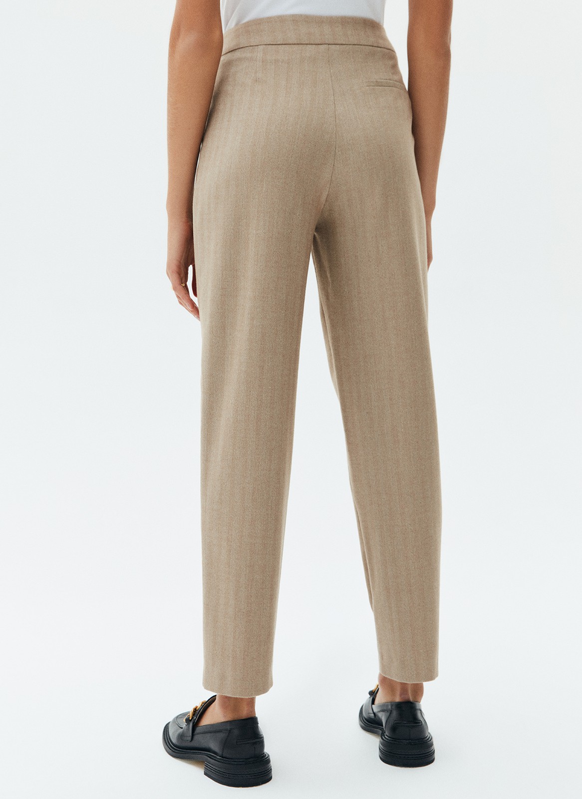 


Прямые брюки на средней посадке из костюмной ткани. Ткань хорошо держит форму, поэтому модель долго сохраняет свой первоначальный вид. Два кармана с отрезным бочком и скрытая застежка на молнии. Мы любим такую длину брюк, которая смотрится оптимально с обувью на каблуке и без каблука. Сочетайте с жакетами из нашей коллекции.

